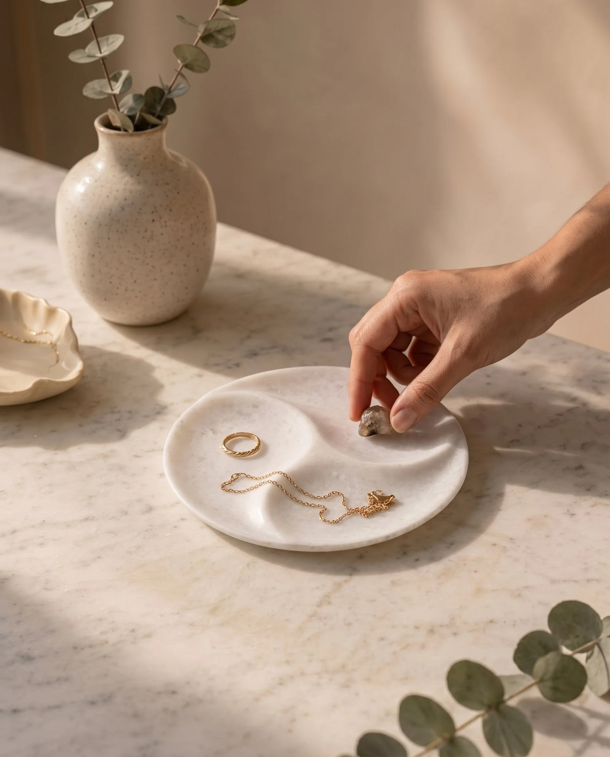 White circular tray showing three sweeping dividers meeting near the centre.