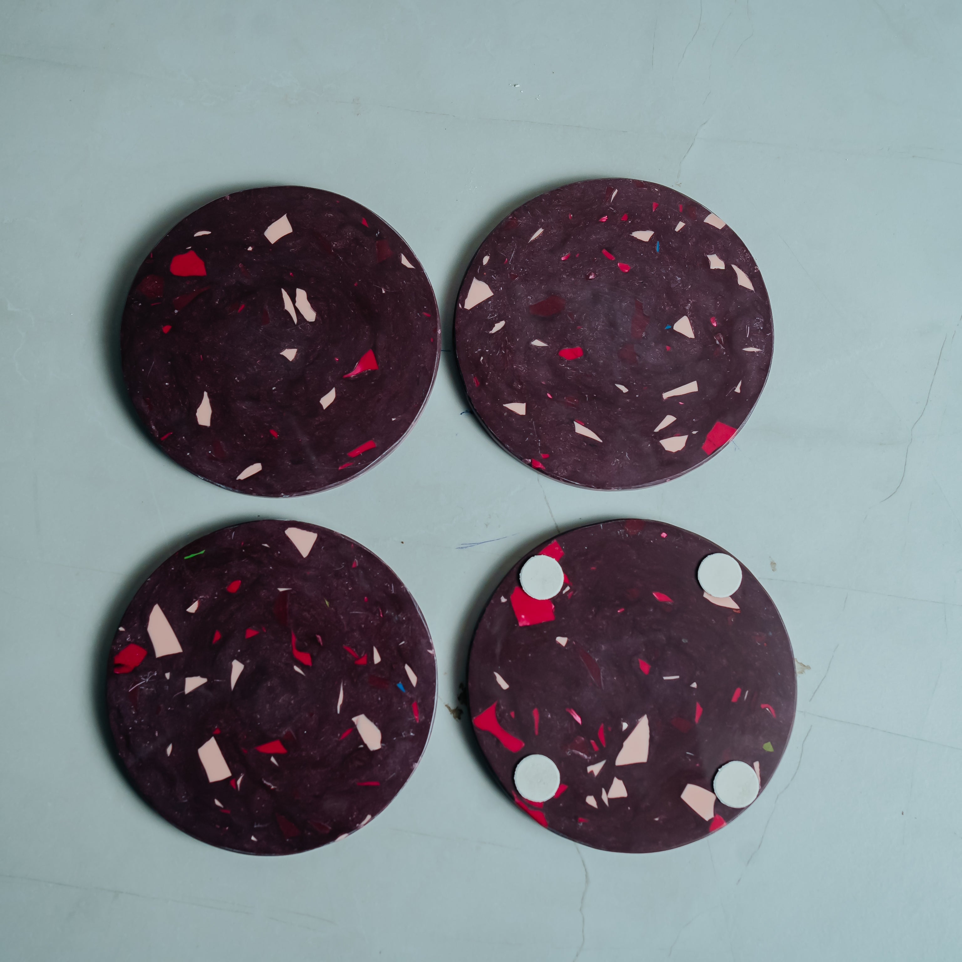 Set of 4 burgundy resin marble coasters - elegant hBurgundy marble coaster with wine glass - protects furniture from heat and spillsome decor for table protection