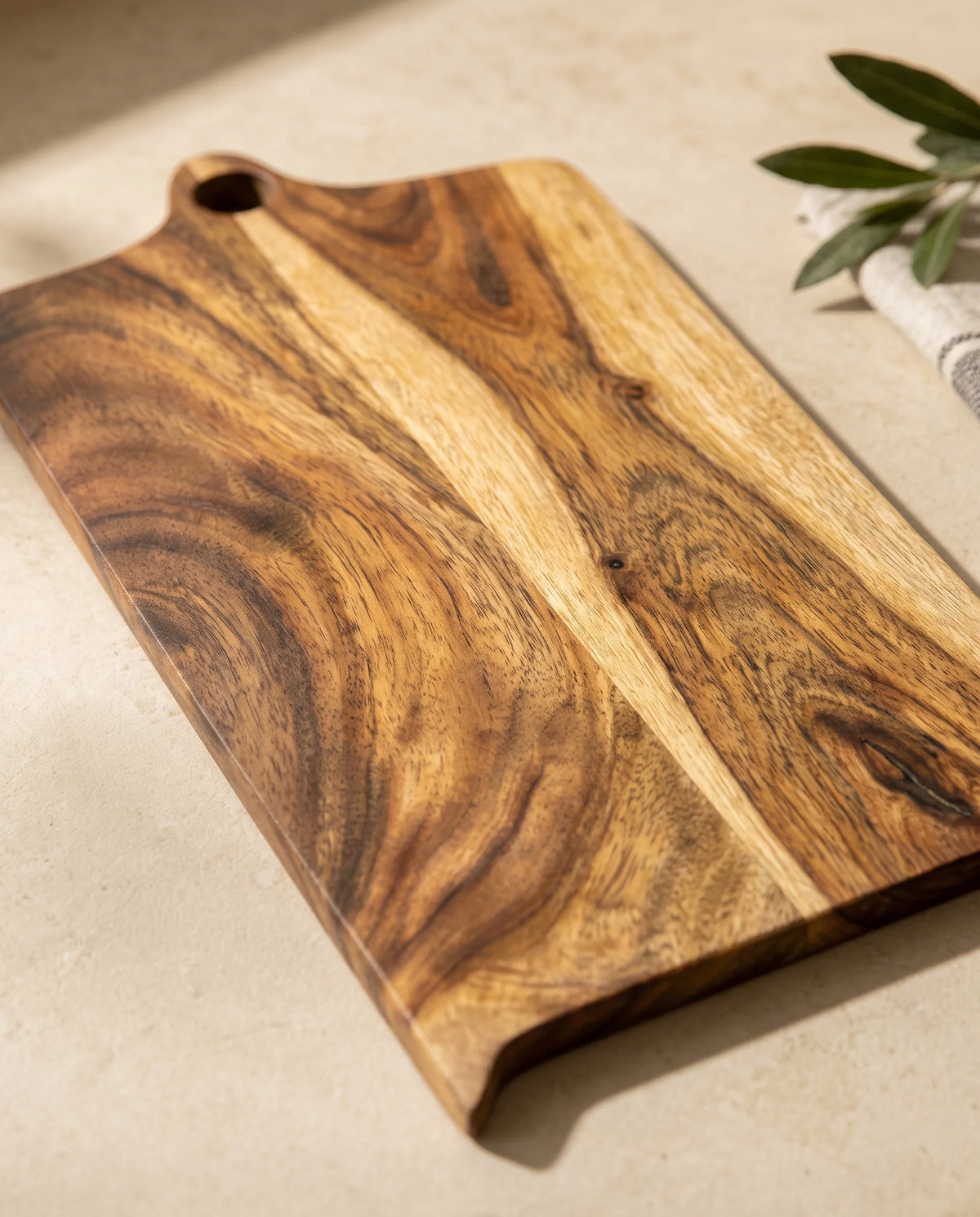 Close-up of contrasting brown and tan grain-like patterns across the shaped board and short handle.